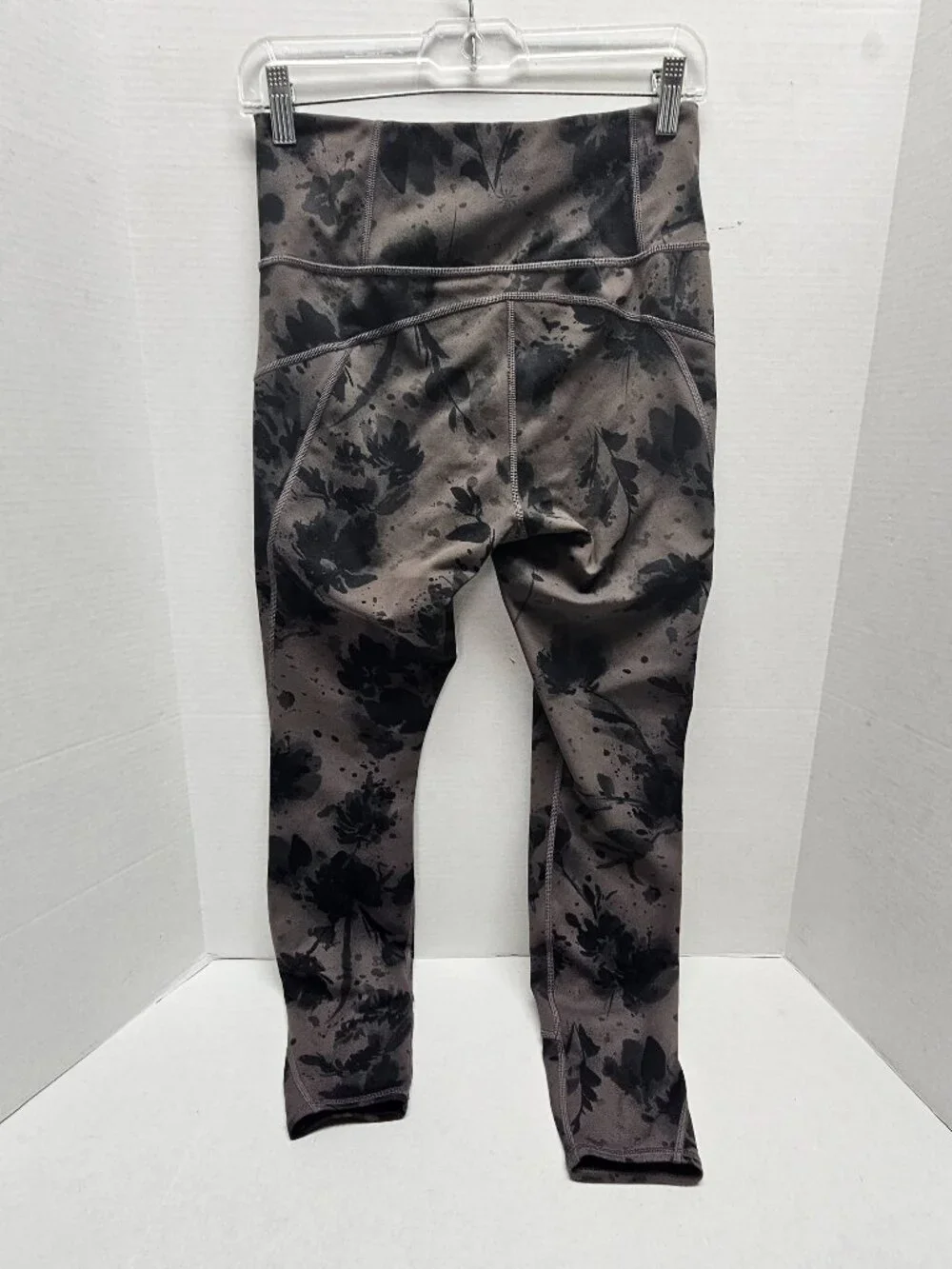 Womens Athleta Gray Black Floral Camouflage Zipper Pockets Rainier Reflective S